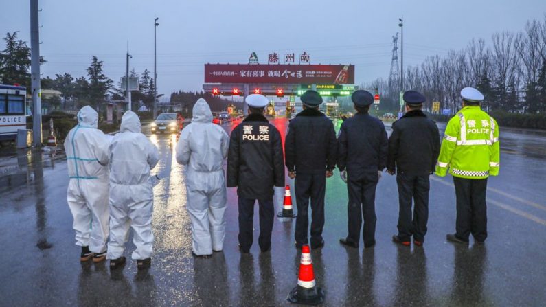 중국 산둥성에서 신종 코로나바이러스 감염증 확산을 막기 위해 도로를 차단 중인 경찰과 의료진 | STR/AFP via Getty Images