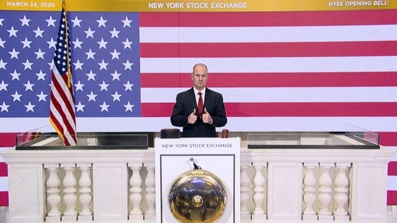 24일(현지시간) 미국 뉴욕 증권거래소 보안팀장이 당일 증시 오픈을 선언하고 있다. | New York Stock Exchange via AP연합
