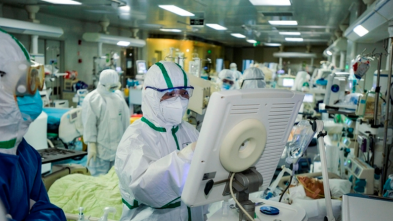 중국 우한의 한 병원에서 의료진이 코로나19 확진 환자의 상태를 확인하고 있다. |AP=연합뉴스
