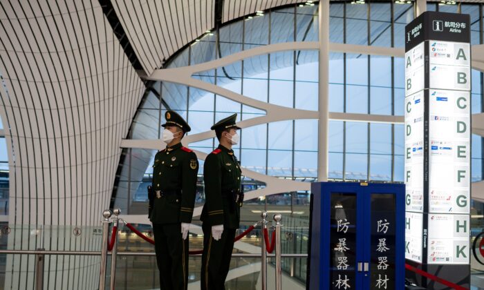 베이징 다싱 국제공항에서 마스크를 쓰고 공항을 지키는 중국 준 군사 경찰. 2020. 2. 14. | Nicolas Asfouri/AFP via Getty Images
