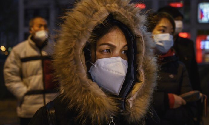중국 베이징에서 마스크를 쓴 직장인들이 퇴근 후 버스를 기다리며 줄 서 있다. 2020. 3. 2. | Kevin Frayer/Getty Images