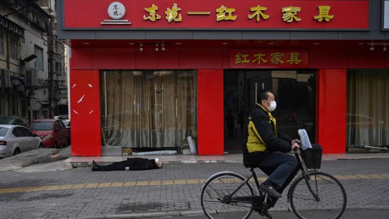 중공 폐렴 발생 이후인 지난 1월 30일 중국 우한시의 폐쇄된 가구점 앞에 노인이 숨진 채 쓰렸지만 그대로 방치됐다. 사인은 밝혀지지 않았지만 중공 폐렴으로 추정됐다. | AFP=연합뉴스 