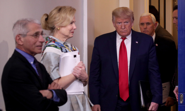 마이크 펜스 부통령에 앞서 도널드 트럼프 대통령이 백악관 브래디 프레스 브리핑룸에 입장하고 있다. 2020.4.9. |Alex Wong/Getty Images