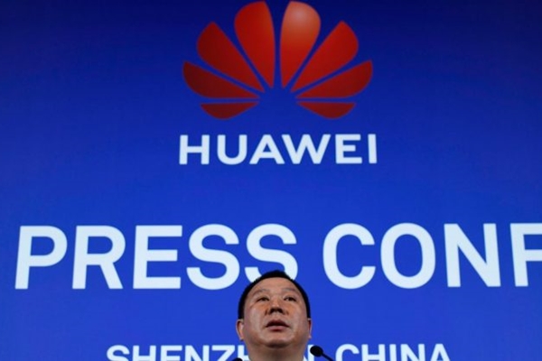 쑹류핑 화웨이 법무 책임자가 3월 7일 중국 광둥성 선전에서 가진 기자회견에서 화웨이가 정부 기관들이 화웨이의 장비와 서비스 구입을 금지했다며 미국을 상대로 소송을 제기했다고 밝혔다. | WANG ZHAO/AFP/Getty Images
