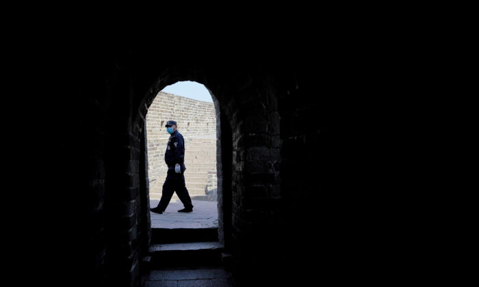 중국 베이징에 소재한 바다링(팔달령) 만리장성에서 마스크를 한 경비원이 걷고 있다. 바다링 만리장성은 COVID-19 사태로 1월 25일 폐쇄됐다. 2020. 3. 24. | Lintao Zhang/Getty Images