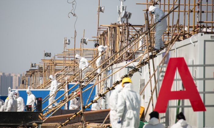중국 중부 후베이성 우한 코로나바이러스 환자를 위해 새로 건설하는 임시 병원 레이선산병원의 한 구역에서 일하는 노동자들. 2020. 2. 18. | STR/AFP via Getty Images
