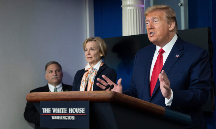 도널드 트럼프 미국 대통령이 워싱턴 백악관에서 열린 백악관 방역 대응팀 일일 브리핑에서 연설하고 있다. 2020. 4.18.| JIM WATS/AFP by Getty Images