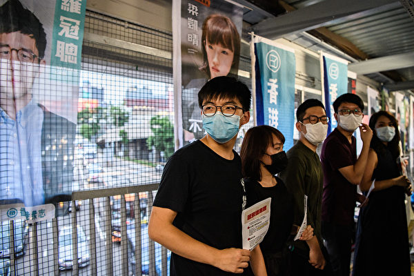 홍콩 민주활동가 조슈아 웡 등이 22일 중국 공산당이 홍콩에서 강행한 '홍콩보안법'에 반대하는 전단을 배포하고 있다. | Anthony WALLACE/AFP=연합뉴스