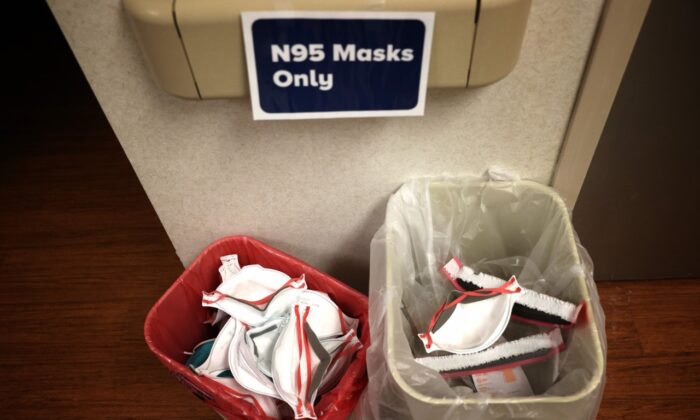 메릴랜드 주 레너드타운에 있는 메리 병원 중환자실에 착용한 N95 보호 마스크를 재활용하기 위해 바구니에 모아 놓았다. | Win McNamee/Getty Images