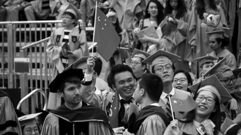대학 졸업식에서 공산당 당기인 오성홍기를 흔드는 중국인 학생들. | 신화통신=연합뉴스