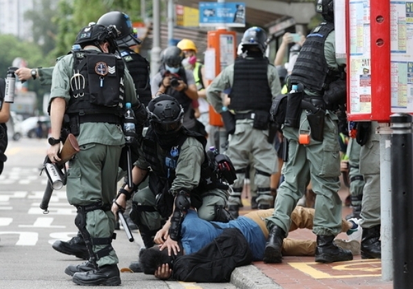 홍연합뉴스홍콩 경찰이 홍콩 동부 최대 번화가인 코즈웨이베이에서 열린 중국의 ‘홍콩 국가보안법’ 제정 반대 시위에 참가한 남성을 바닥에 눕혀 제압하고 있다. | 연합뉴스