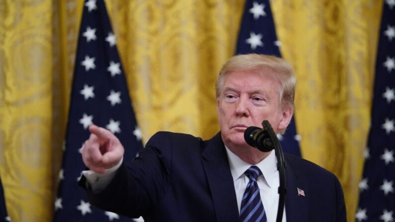 워싱턴 백악관의 이스트룸에서 트럼프 대통령이 연장자 보호 대책을 설명하고 있다. 2020.4.30 | MANDEL NGAN/AFP via Getty Images