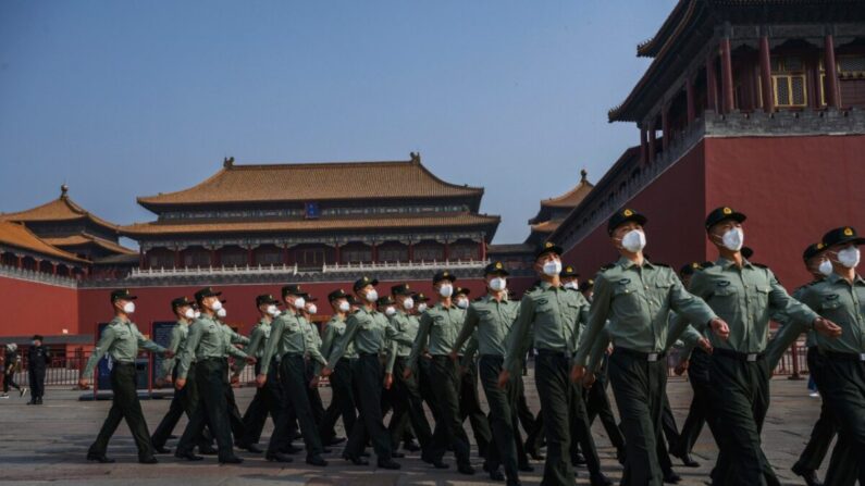 중공 바이러스 사태 이후 첫 개장한 베이징 자금성 앞을 무장경찰이 지나고 있다. 2020. 5. 2. | Kevin Frayer/Getty Images
