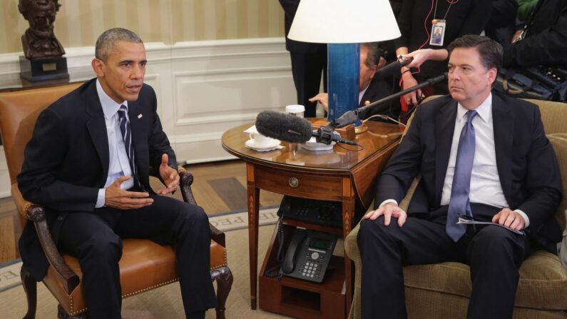 버락 오바마 당시 미국 대통령과 제임스 코미 당시 연방수사국 국장. 2015.12.3 | Chip Somodevilla/Getty Images