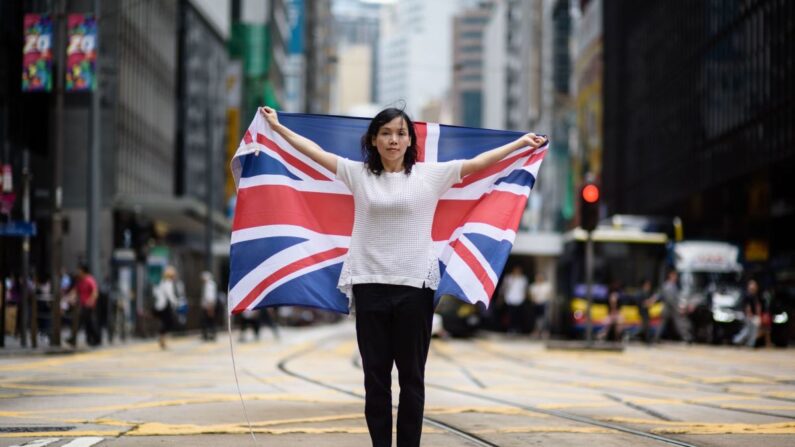 홍콩-영국 재연합 운동가인 앨리스 라이가 홍콩 도심에서 영국 국기를 들고 있다. 2017.5.18 | Anthony Wallace / AFP/Getty Images