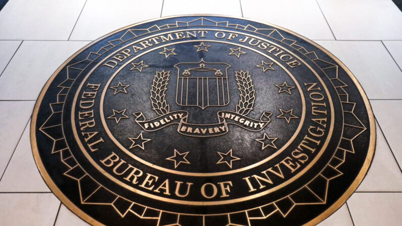 미국 워싱턴 연방수사국(FBI) 본부청사에 설치된 대형 FBI 인장 | REUTERS/Yuri Gripas
