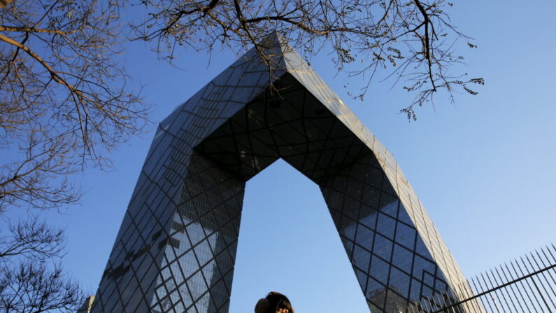 한 직장인이 아침 출근 도중 중국 베이징의 CCTV 청사앞을 지나고 있다. 2015.12.2 | REUTERS/Damir Sagolj=연합뉴스