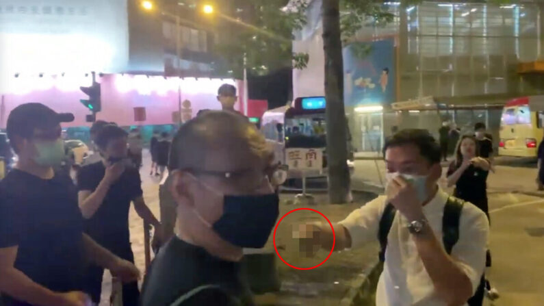 지난 12일 홍콩 시위현장에서 시위대와 말다툼하다 몸싸움까지 벌인 한 남성이 흉기를 꺼내 시위대와 에포크타임스 취재진을 위협했다. | 홍콩=에포크타임스