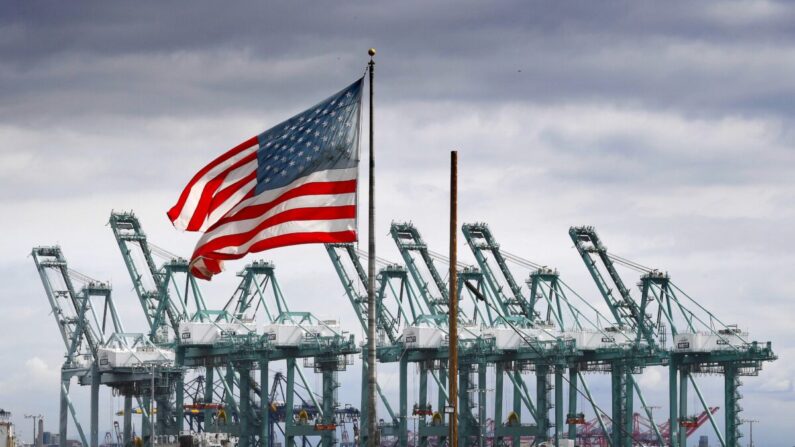 미국의 주요 무역항인 캘리포니아 롱비치 항구에 성조기가 휘날리고 있다. | MARK RALSTON/AFP via Getty Images