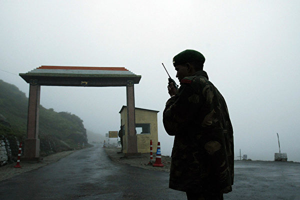 중국과 국경지역에서 무전통신 중인 인도 군인 | DESHAKALYAN CHOWDHURY/AFP via Getty Images