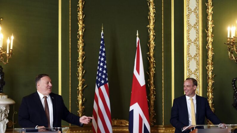 21일 마이크 폼페이오 미 국무장관(왼쪽)이 영국 도미닉 랍스 외무장관과 회담 후 가진 공동기자회견에서 발언하고 있다. | Peter Summers/POOL/AFP=연합뉴스