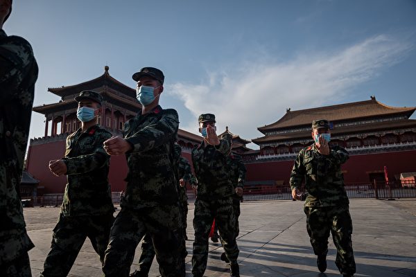 2020년 3월 19일 베이징 자금성 앞에서 중공군 병사들이 지키고 있다. | NICOLAS ASFOURI/AFP via Getty Images