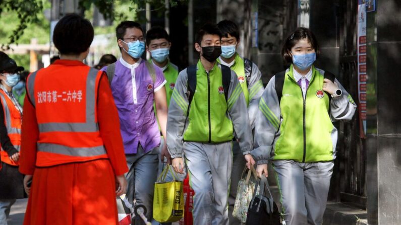 중국 동북부 랴오닝성 선양시의 한 학생들이 마스크를 착용하고 등교하고 있다. 2020.5.29 | STR/AFP via Getty Images