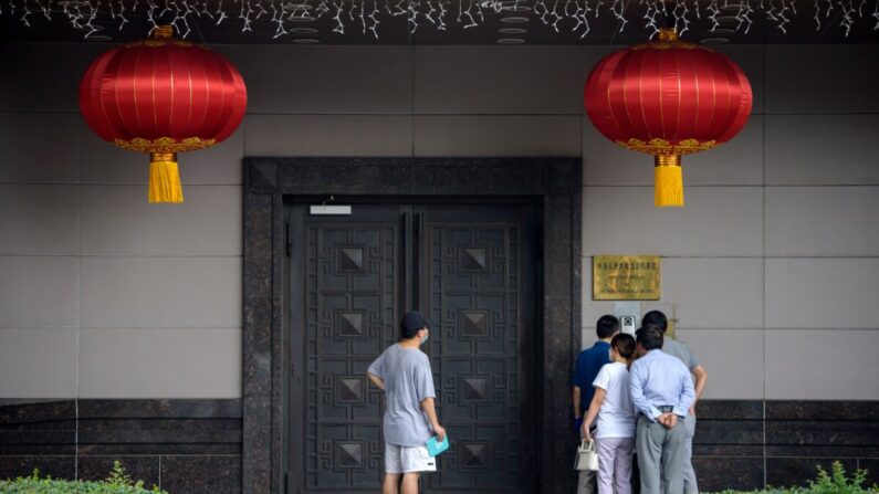 지난 22일 미국 휴스턴의 중국 영사관 입구에서 사람들이 영사관 측과 대화를 시도하고 있다. | MARK FELIX/AFP /AFP via Getty Images