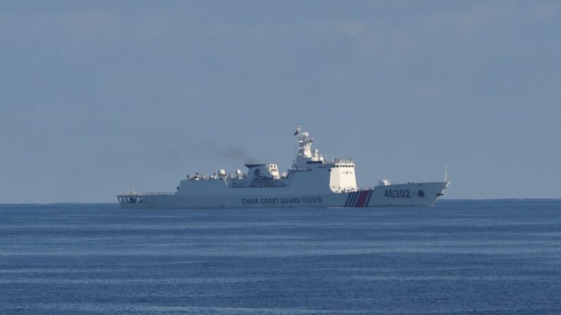 남중국해 스카버러 모래톱 인근에서 필리핀과 미국 해안경비대 간 합동 수색구조훈련 해역을 따라 중국 해안경비대 함정이 항행하고 있다. | TED ALJIBE/AFP via Getty Images