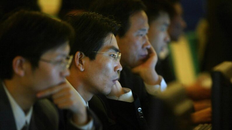 기사와 직접 관련 없는 자료사진. 인터넷 검색을 하는 중국 관리들. 2004년 3월 14일. 베이징 | FREDERIC J. BROWN/AFP/Getty Images