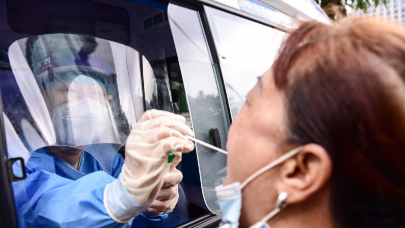 지난 7월 29일 중국 랴오닝성 북동부 선양에서 한 보건요원이 차량에 탑승한 채 신종코로나바이러스(중공 바이러스) 검사를 실시하고 있다. | STR/AFP via Getty Images