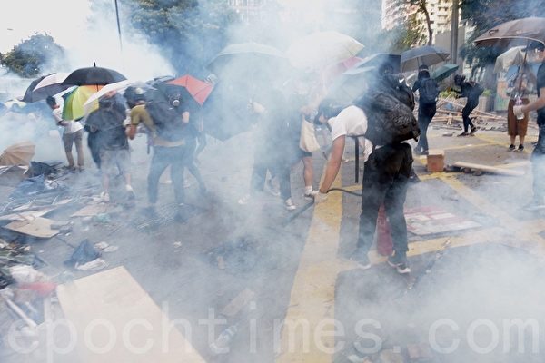 지난해 11월 18일 홍콩 침사추이의 한 도로에서 모인 시위대를 향해 날아온 최루탄 연기가 확산되고 있다. | 에포크타임스