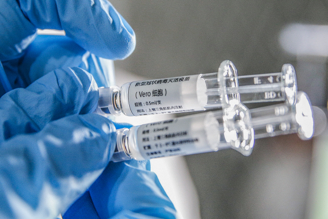 중국이 한 감연병연구팀 연구원이 백신 약품을 테스트 중이다. | 신화=연합뉴스
