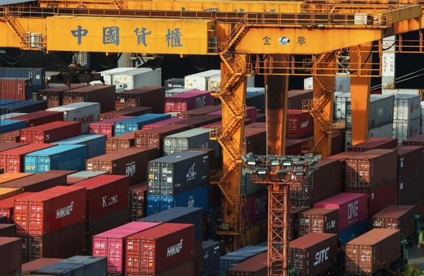 대만의 주요 수출입항인 북부 지룽시의 항구에 컨테이너가 쌓여 있다. | 로이터=연합뉴스