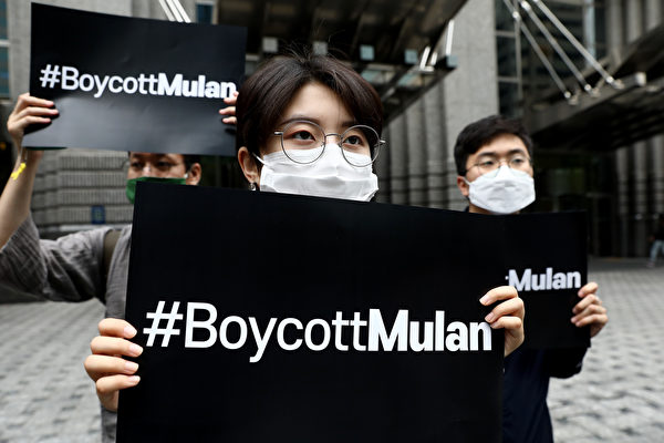 뮬란 보이콧 운동을 펼치는 한국 청년들 | Chung Sung-Jun/Getty Images)