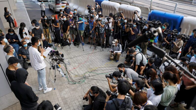 중국에 체포된 홍콩 민주운동가 가족들이 20일 홍콩 경찰본부 앞에서 기자회견을 열고 정보 제공을 요청했다. | 로이터=연합뉴스