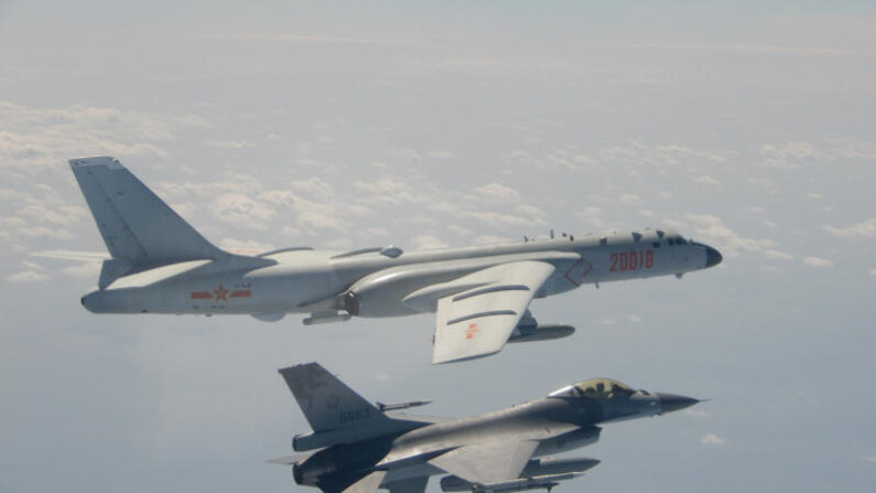 중국 폭격기 근접한 대만 F-16 전투기. 2020년 3월 17일 | EPA=연합뉴스