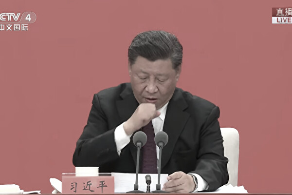 14일 광둥성 선전 경제특구 40주년 기념식 연설 도중 기침하는 시진핑 중국 공산당 총서기 | CCTV화면 캡처