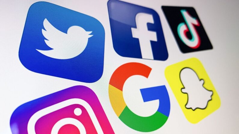 미국 온라인을 장악한 대형 기술기국에 진출한 로고들 왼쪽 위부터 시계방향으로 트위터, 페이스북, 틱톡, 스냅챗, 구글, 인스타그램 | Denis Charlet/AFP via Getty Images=연합뉴스
