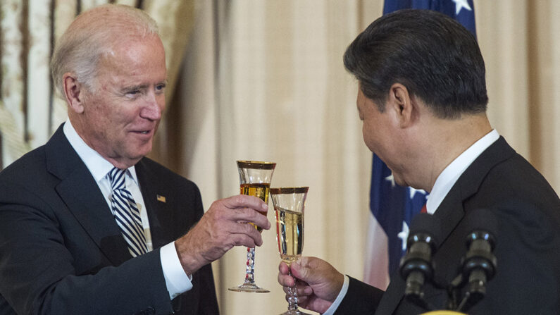 지난 2015년 9월 25일 조 바이든 당시 미국 부통령과 시진핑(習近平) 중국 국가주석이 워싱턴 국무부에서 존 케리 미 국무장관이 주최한 '중국 국빈 만찬'에서 건배하고 있다. | Paul J. Richards/AFP via Getty Images