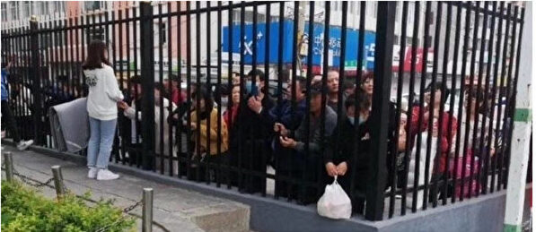 지난 추석 연휴 기간, 학교에 갇힌 자녀를 만나기 위해 지린사범대를 찾은 학부모들이 담장 밖에서 기다리고 있다. | 웨이보