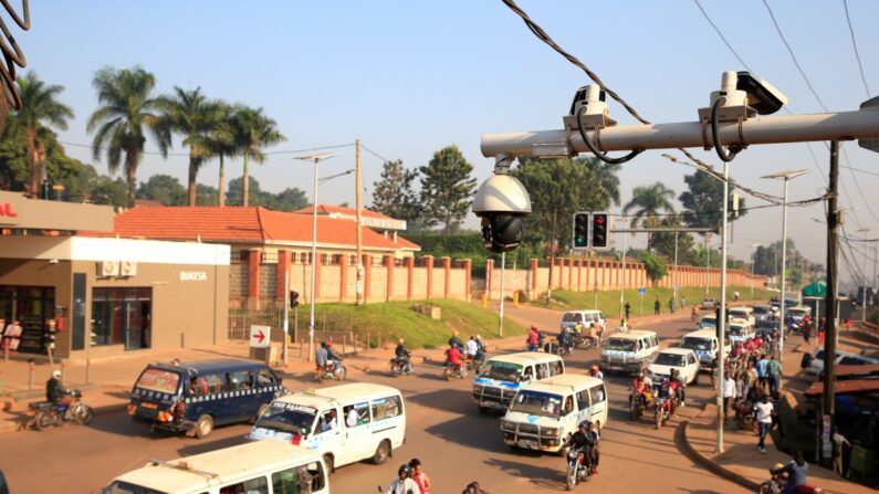 우간다 캄팰라에 설치된 교통정보 수집 CCTV. 우간다 경찰은 올해 8월 범죄예방 목적으로 화웨이 얼굴인식 장비를 수입하기로 결정했으나, 국민감시용이라는 비판을 받고 있다. | 로이터=연합