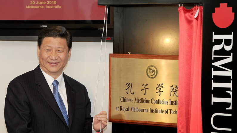 지난 2010년 6월 20일(현지시각) 호주 멜버른 RMIT대학에서 개최된 호주 최초의 한의학-공자학원 개원식에서 시진핑 중국 공산당 총서기(당시 중국 국가부주석)이 현판을 공개하고 있다. | WILLIAM WEST/AFP/Getty Images=연합뉴스