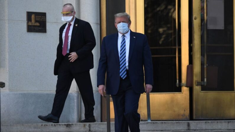 도널드 트럼프 대통령이 월터 리드 군 병원을 나서 대통령 전용 헬리콥터인 마린원으로 걸어가고 있다. | AFP=연합뉴스