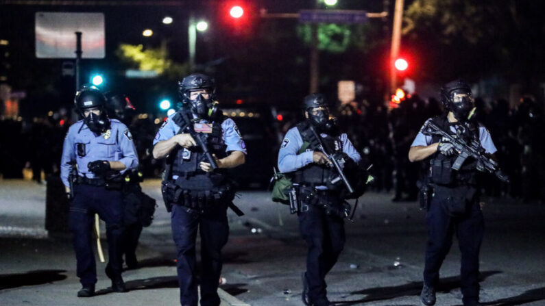 미국 미니애폴리스에서 경찰들이 소총으로 무장하고 야간순찰을 돌고 있다. | Charlotte Cuthbertson/The Epoch Times