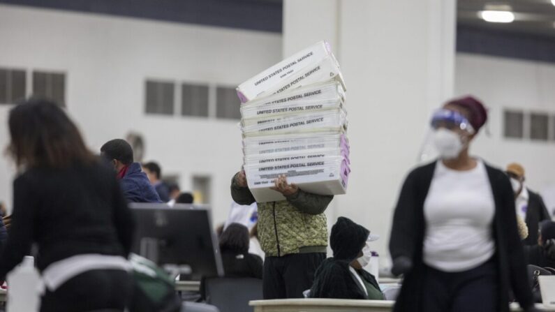 지난 4일(현지시각) 미시간주 디트로이트 개표소에서 한 선거 사무원이 개표에 사용한 빈 상자를 옮기고 있다. | Elaine Cromie/Getty Images