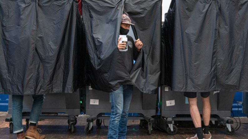 2020년 6월 2일 미국 펜실베이니아 주 필라델피아에서 열린 예비선거에서 유권자들이 투표를 했다. | Jessica Kourkounis/Getty Images