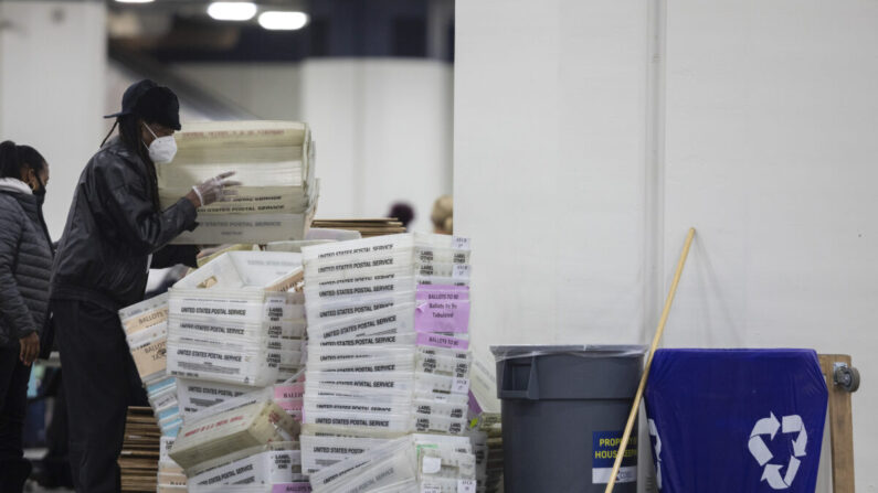미국 미시간주 디트로이트의 한 선거사무국 직원이 부재자 투표용지를 담았던 빈 상자들을 치우고 있다. | Elaine Cromie/Getty Images