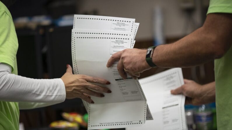 위스콘신주 케노샤 선거사무원이 부재자 투표지를 정리하고 있다. 2020.11.3 | AP Photo/Wong Maye-E,연합