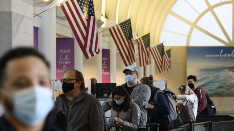 기사와 직접 관련 없는 자료사진. 미국 로스앤젤레스 공항에서 환승 대기하고 있는 탑승객들 | PATRICK T. FALLON/AFP via Getty Images·연합